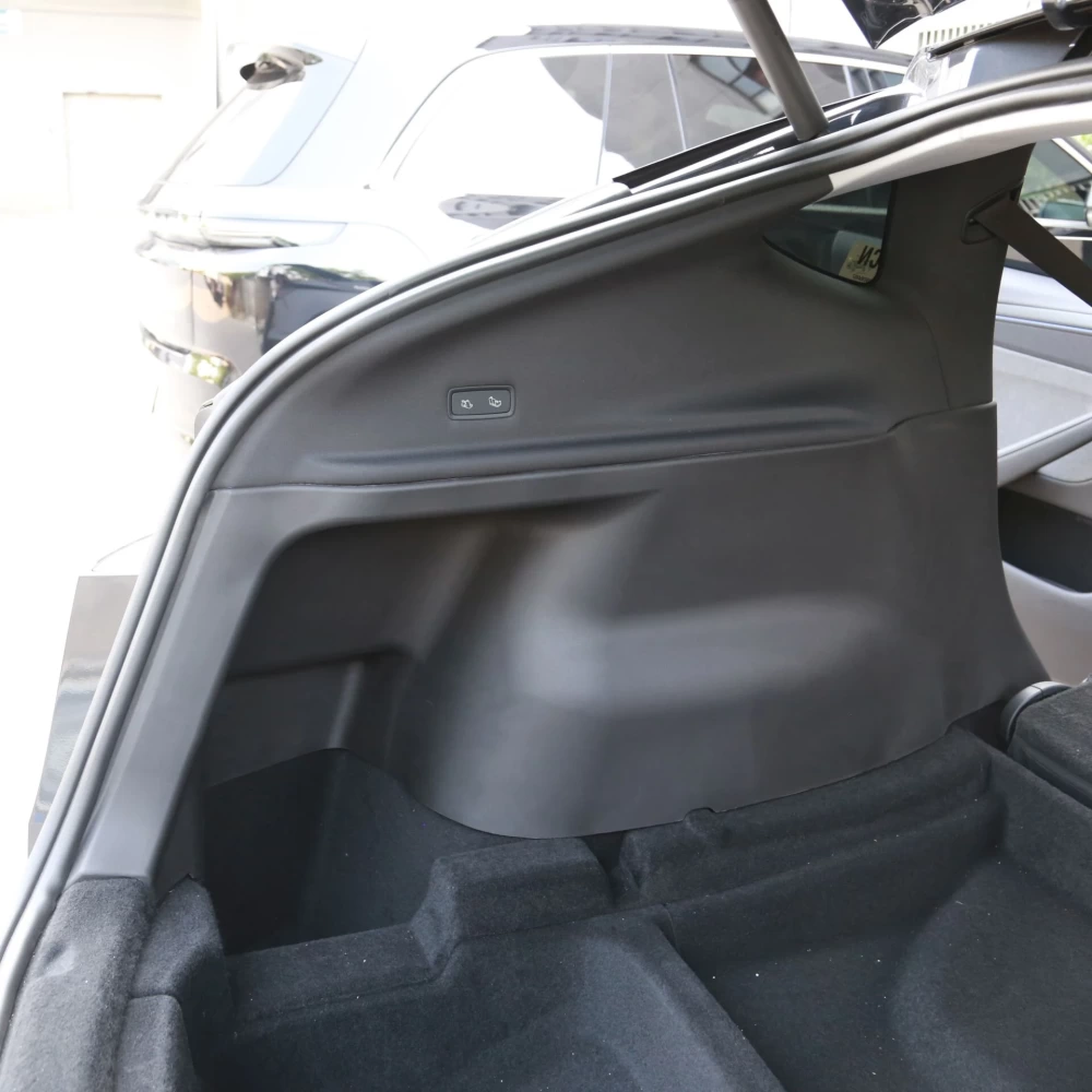 Tesla Model Y Juniper 2025 – Arka Bagaj Teker Üstü Tekmelik